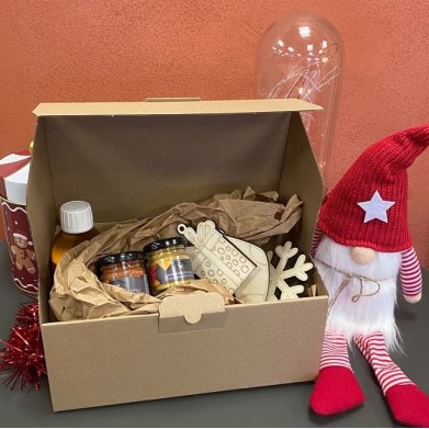 Christmas-themed oil painting kit for wood