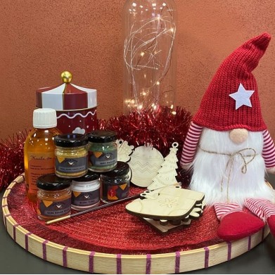 Christmas-themed oil painting kit for wood